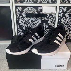 Adidas Womens tennis shoe QT Racer 8.5